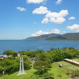 cairns-ocean-view-apartment.queenslandhotels.net/